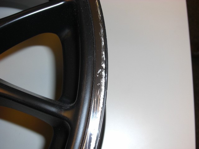 Anfahrschutz aus Edelstahl in Signalrot